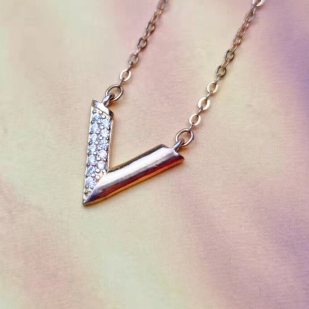 NWT Shein V Faux Rose Gold Bling Necklace